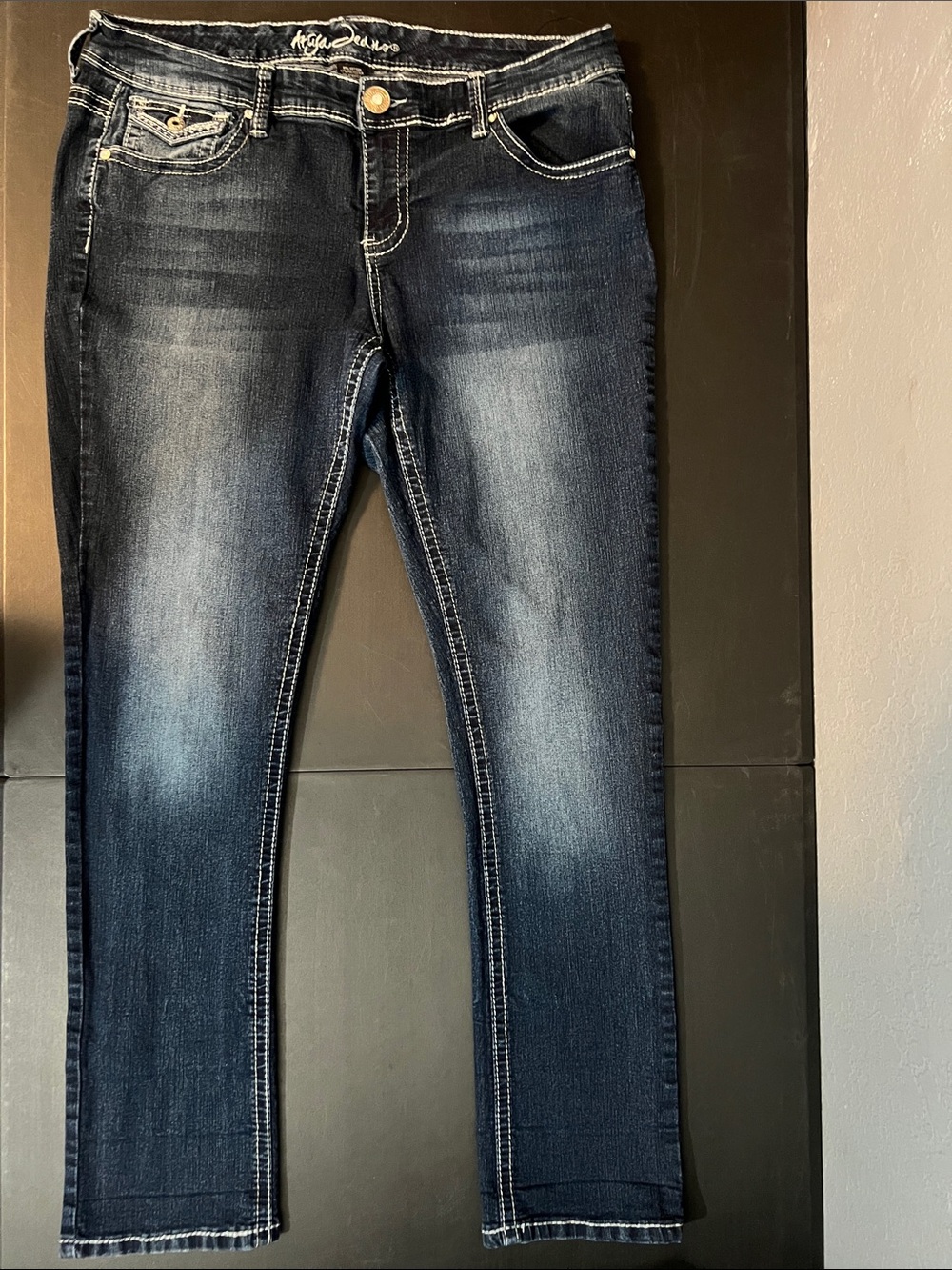 Ariya Women's Dark Blue Washed Straight Jeans